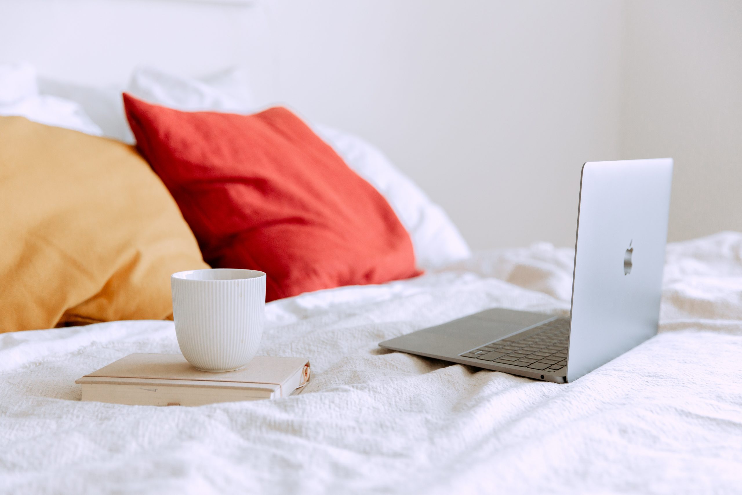 laptop-and-cup-of-coffee-on-notepad-near-pillows-on-bed-at-3975585 Terapia On-line